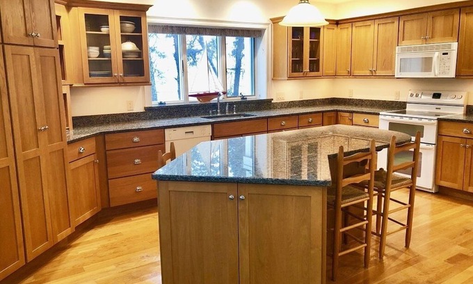 West Chatham Casa | PRIVATE HEATED POOL! Pet friendly, sleeps 9 near the beach!