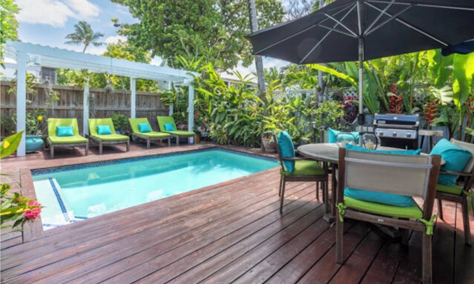 Old Town Casa | Diseñador Sueño 2BR / 2BA con piscina climatizada y Conserjería
