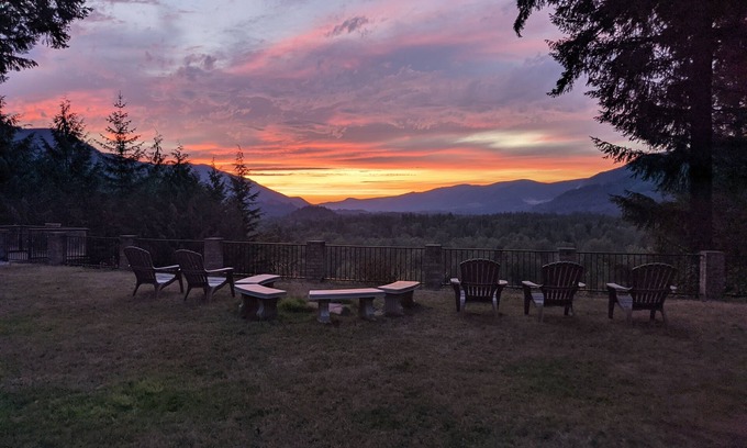 Welches Cabina | Private Hilltop Escape. Firepit, BBQ, Sunset, Sauna, Office