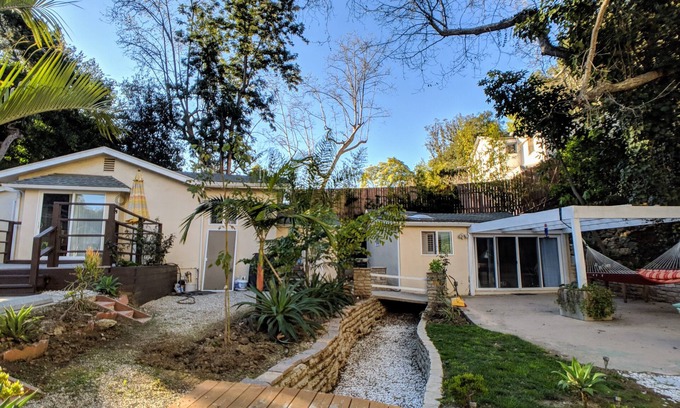 Beverly Glen Casa | Duplex privado en la ladera cerca de Bel Air y UCLA con patio y jardín + estacionamiento
