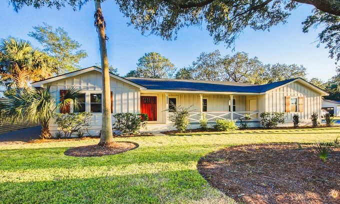 Isle of Palms Casa | Private home near marina with fenced yard, covered deck, firepit & grill