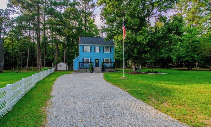 Wake Forest Otro | Private Homestead, 1.5 Acres, Spa, Gym, Firepit, Chickens, King Suite, Pets