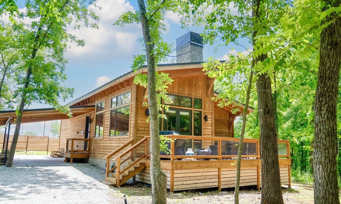 Afton Chalet De Esquí | Private Hot tub, 1mi to Shangri La, next to Battlefield Par 3, & Walk to Lake