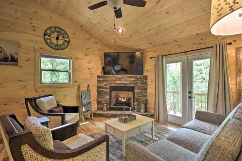Murphy Casa | Private Hot Tub and EV Charger Cozy Murphy Cabin!