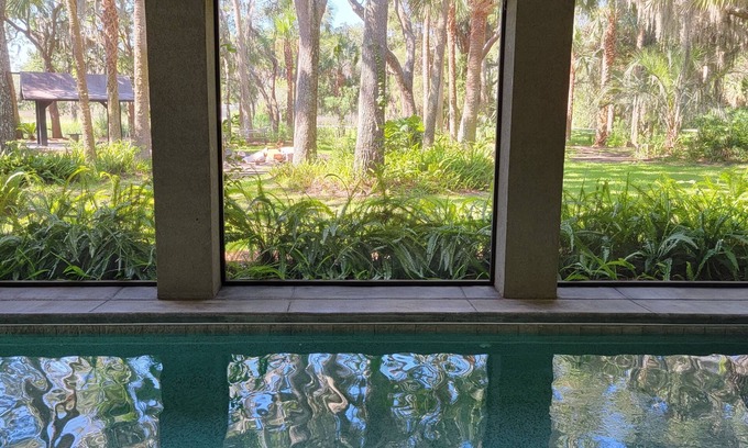 Brunswick Apartamento | Private hot tub and seasonally heated pool.