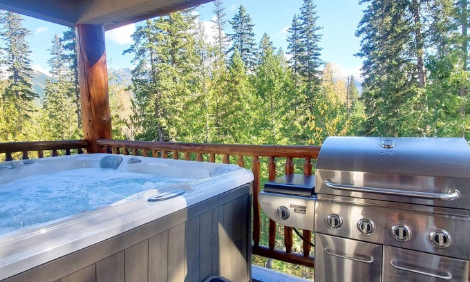 East Kootenay Condominio | Private Hot Tub & BBQ | Open-Plan Living | Walk to Resort & Trails