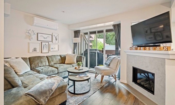 Whistler Cay Heights Casa | Private Hot Tub | BBQ | Pool | A/C | Free Parking | Renovated | Whistler Village