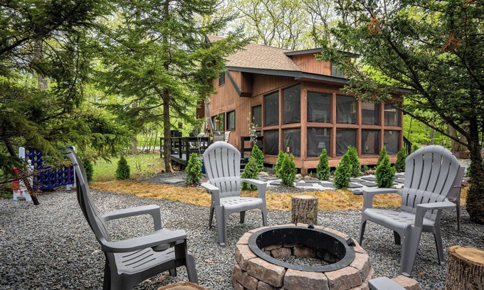 Tobyhanna Cabina | Private Hot Tub & Game Room: Pocono Family Cabin!