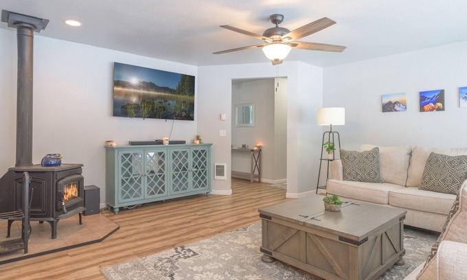 Deschutes River Woods Casa | Private Hot Tub ~ Great Privacy ~ Fireplace