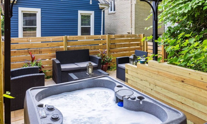 Pittsburgh Apartamento | Private Hot Tub | King beds | 1 Block from Butler!