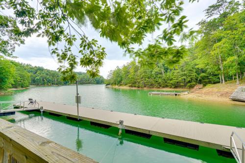 Sevierville Casa | Private Hot Tub Lake Resort Cabin in Sevierville!