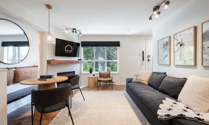 Village North Condominio | Private hot tub | Pets | BBQ | Location!