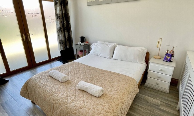 Yarm Hotel | Habitacion Doble-Confortable-Baño con ducha-Vista al patio-The Woodstore