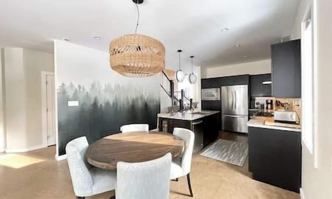 East Kootenay Casa | Private Hot tub / Spacious Retreat / Walk Downtown