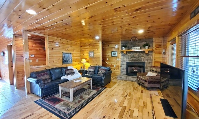 Hemlock Hills Cabina | Private HotTub,close to ❤️ of Gatlinburg,RockyTop Sports,parking,WIFI,Game Rm