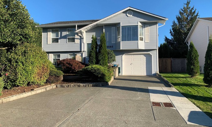 Courtenay Casa | Private House in quiet neighbourhood - hot tub - yard & secure garage parking