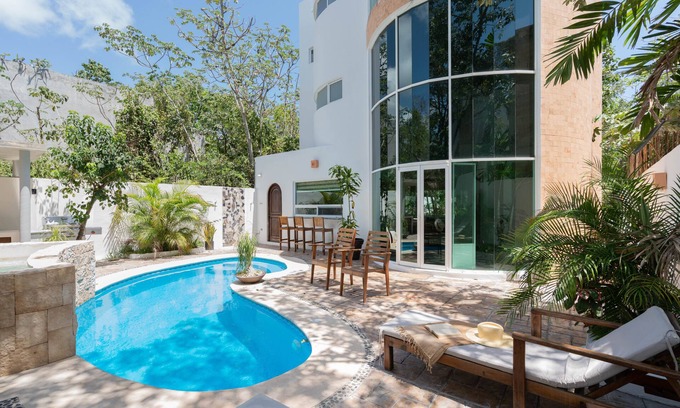 La Veleta Casa | Casa privada con casita de invitados, piscina y jardines.