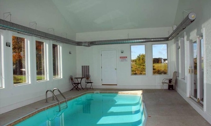Waterfront Greens Casa | Piscina cubierta privada, bañera de hidromasaje, golf gratuito y minigolf, tenis, pozo de fuego