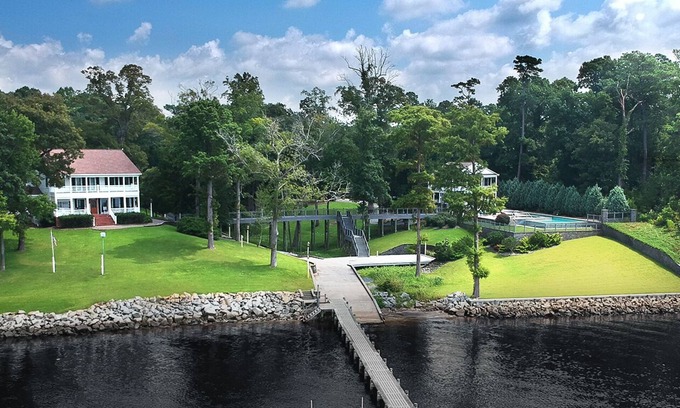 Minnesott Beach Casa | Piscina infinita privada, jacuzzi, cancha de tenis / baloncesto en el río Neuse.