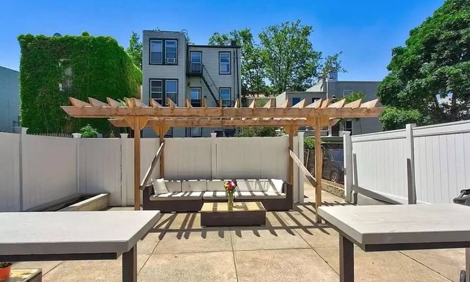 The Heights Apartamento | Private Jersey City Retreat w/ Backyard Bonfire & Grill · 20mins to NYC