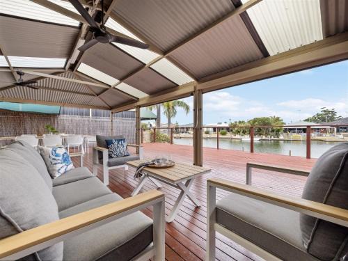 South Yunderup Casa | Private Jetty Dolphins Family Pets-canal Life