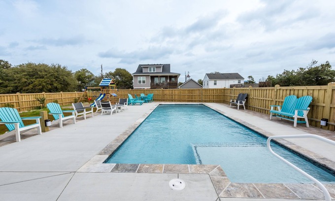 Kill Devil Hills Apartamento | Cozy King Suite, POOL/GRILL/outdoor shower, coffee bar, mini fridge, microwave