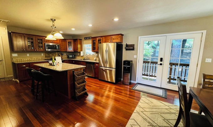 Glencoe Casa | Priv.Lake Acc,AC,Generator,HotTub,Outdoor kitchen,Dining table w gas Fire Pit!
