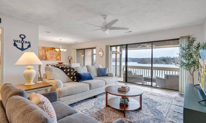 North Shore Condominio | LAKE Vibes - Private lakefront condo with beautiful lake views!