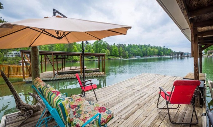 Morganton Casa | HERMOSA PROPIEDAD DEL LAGO DELANTERO