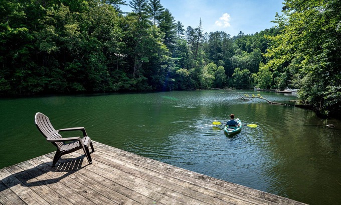 Robbinsville Cabina | Private Lakefront Log Cabin