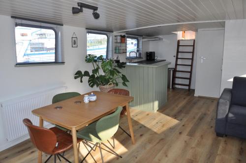 Amsterdam East Casa | Private Lodge on Houseboat Amsterdam