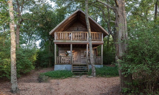 Brenham Cabina | Private Log Cabin for a Unique Getaway at Scenic Hill Retreat
