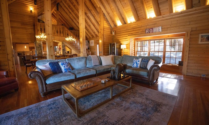 Truckee Casa | NUEVO: Privado 81 acres de lujo Tahoe Retreat - 7100 pies cuadrados con vistas a la montaña