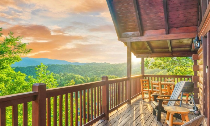 Black Bear Falls Cabina | ★Private luxury cabin, Winter Discounts, 3 King suites, STUNNING VIEWS★ Hot Tub★