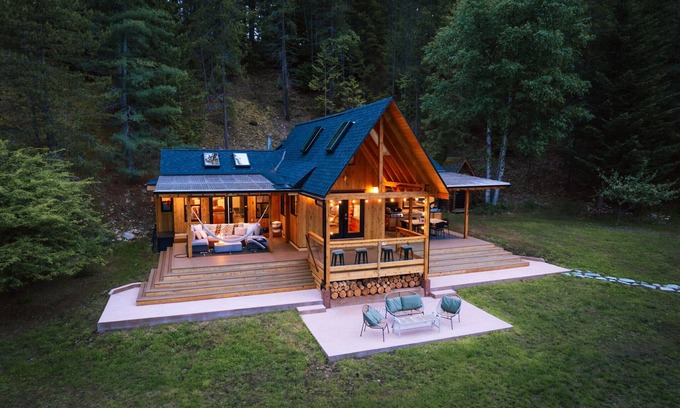 Nakusp Cabina | Private Luxury Lake House on large waterfront property with fire-heated hot tub