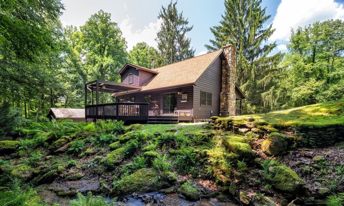 Weaverville Cabina | Private luxury stream cabin close to Blue Ridge Parkway