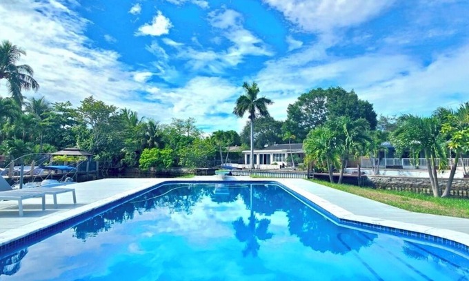 Downtown Fort Lauderdale Casa | Private Luxury SE Fort Lauderdale Peninsula with Large, Heated Pool and Dock