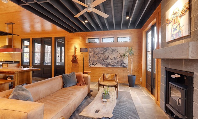 Providence Cabina | Private Modern Cabin with hot tub and outdoor shower. Pet friendly!