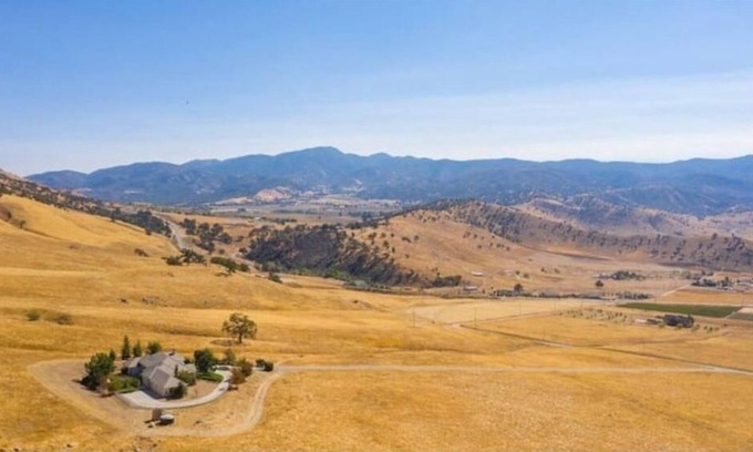 Tehachapi Casa | Private Mountain and Estate