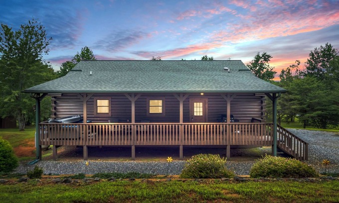 Vein Mountain Cabina | Private Mountain Cabin w/Hot Tub, Trails & Cozy Firepit
