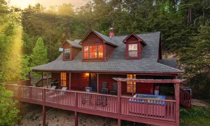 Gatlinburg - Pigeon Forge Casa | Private Mountain Cabin, hot tub escape in the Smokies, with THE view