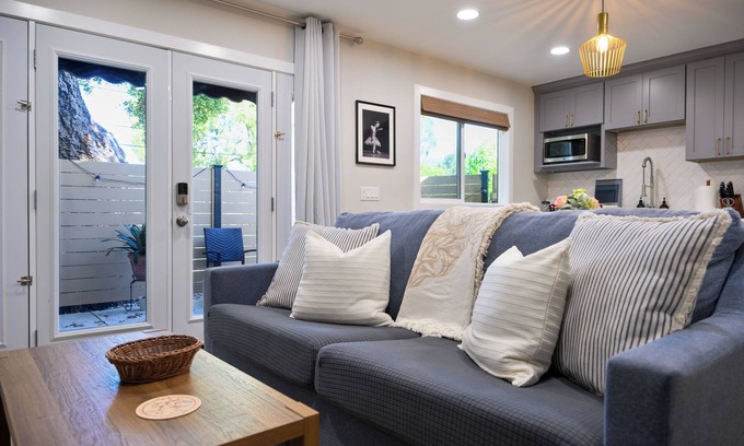 Bonita Casa | Big Oak Tree Retreat - Brand New Modern Private Guest Suite