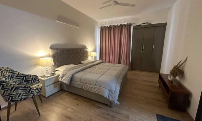 Noida Apartamento | Private Oasis Garden Stunning 3 Bedroom Apartment