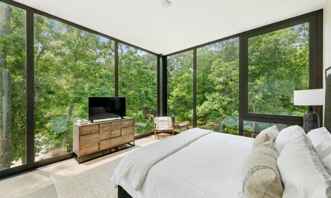 Springs Apartamento | Private Oasis - Glass Villa - East Hampton - Pool