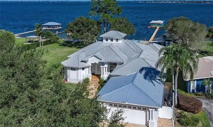 Lake Placid Casa | Private Old Florida Lake House Retreat 5 bedroom 4 bathroom home away from home