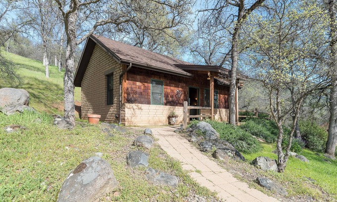 Ahwahnee Cabaña | Private One-Bedroom Cottage with Kitchen: Your Romantic Hideaway near Yosemite