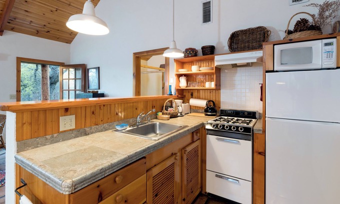Ahwahnee Cabaña | Private One-Bedroom Cottage with Kitchen: Your Romantic Hideaway near Yosemite