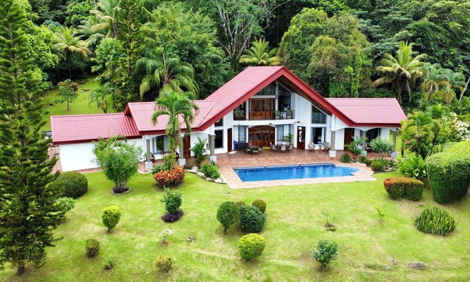 Ballena Casa | Paraíso privado --- Encantadora y espaciosa casa con gran piscina y vista al mar