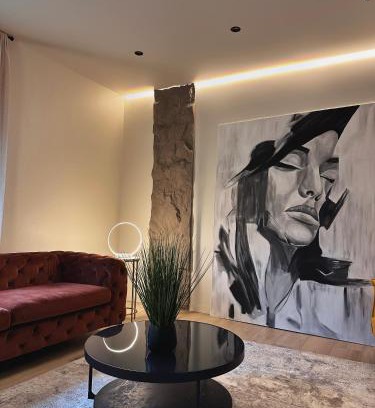 East Allegheny Apartamento | Private Patio and Parking KING BED Elegant Retreat
