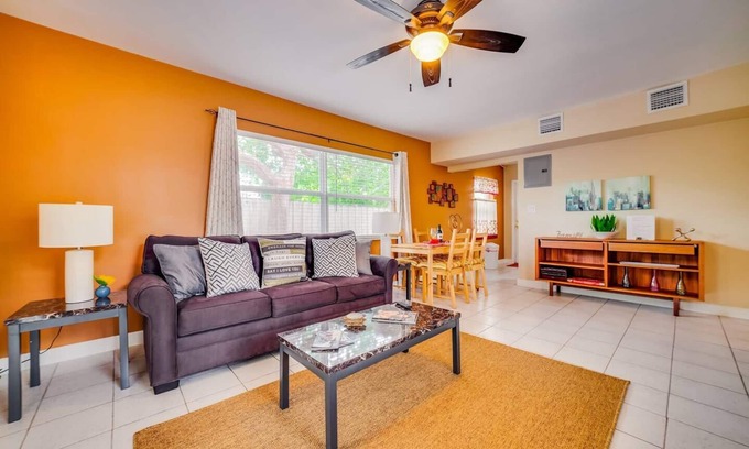 Lake Ridge Apartamento | # 1: 1BR soleado y tranquilo con patio privado. Cocina equipada para cocinar.
